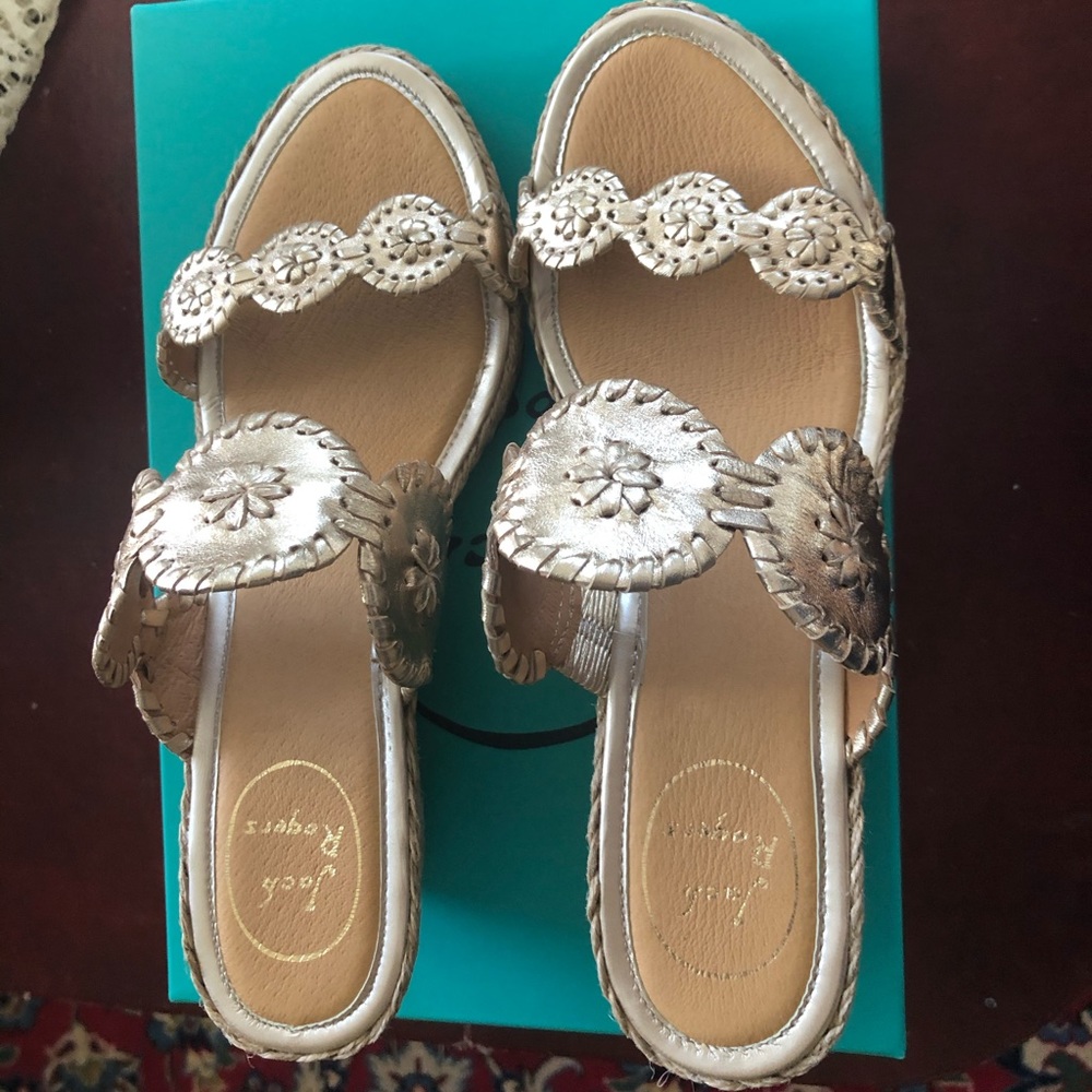 Jack Rogers Shelby Wedge in Platinum sz 9